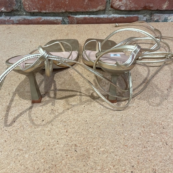 Steve Madden Khari Heeled Sandal Wraparound Ankle Tie Gold Metallic Leather New - Picture 8 of 9